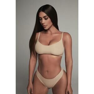 SKIMS Fits Everybody Thong Sienna XS NWT Seamless Stretch Underwear Nude